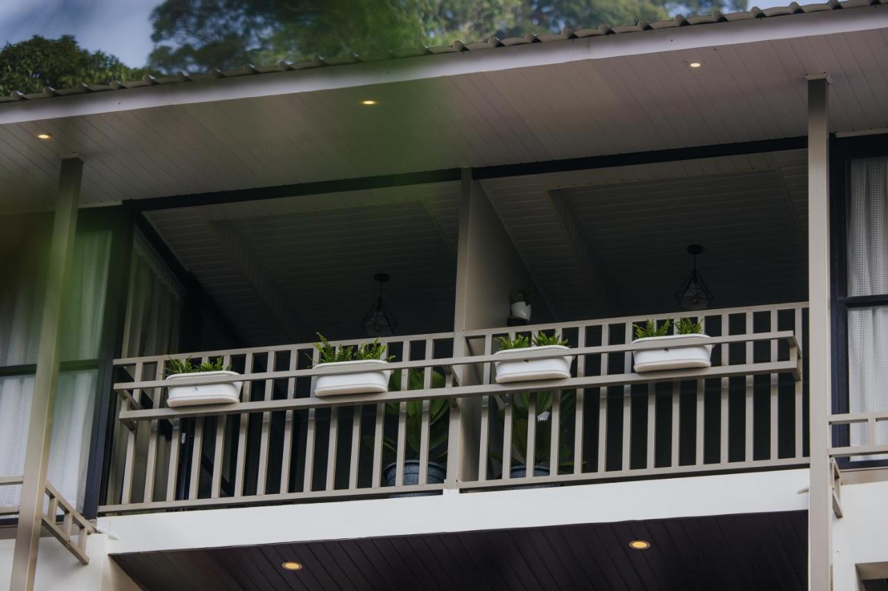 Misty Courtyard Resort Chinnakanal Exterior photo