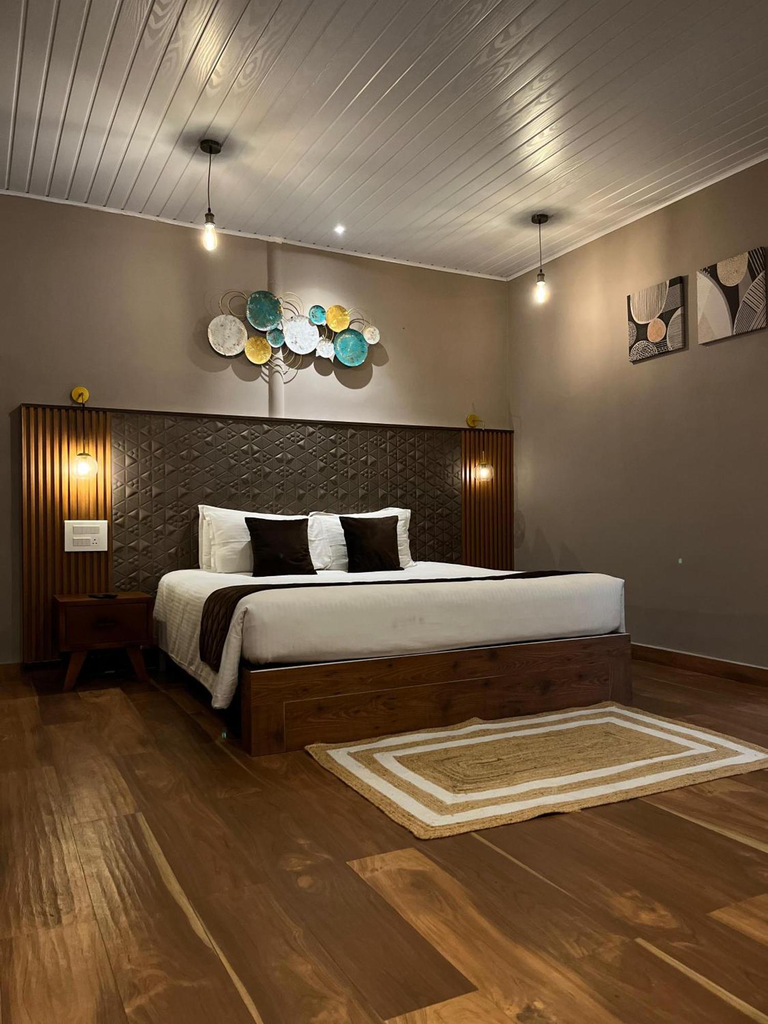 Misty Courtyard Resort Chinnakanal Exterior photo