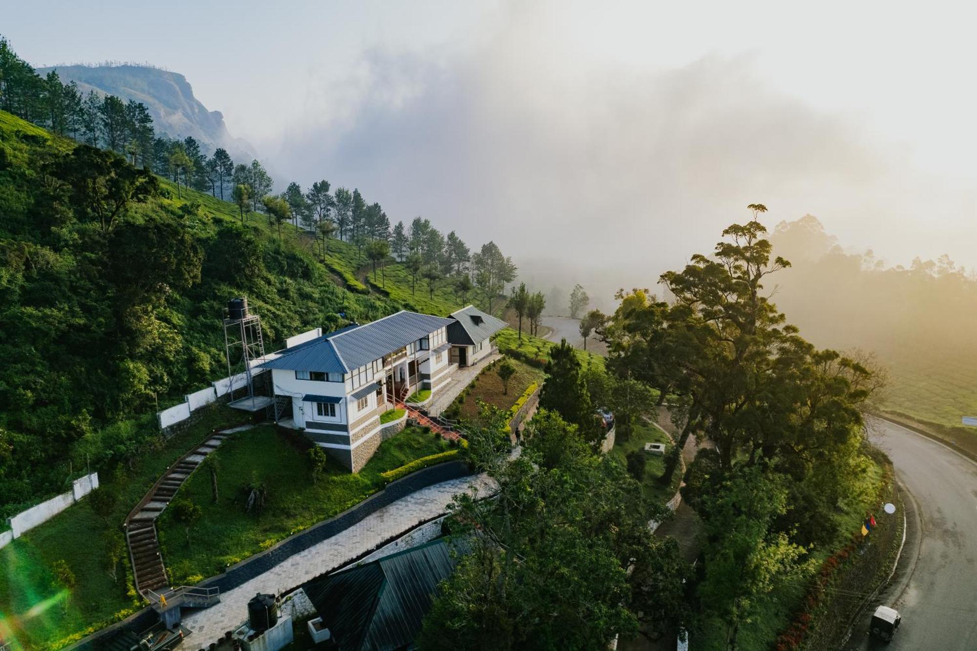 Misty Courtyard Resort Chinnakanal Exterior photo